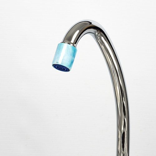 Economiseur d'eau gamme couleur installé sur un robinet col de cygne.